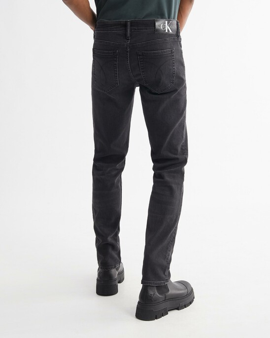 37.5 Body Jeans With Logo Dangle