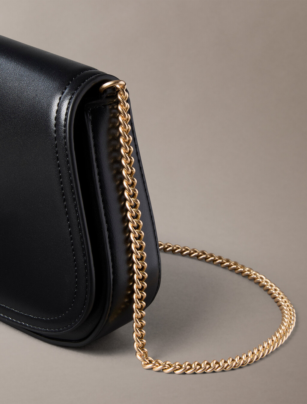 Curved Wallet with Chain Strap, Black, hi-res