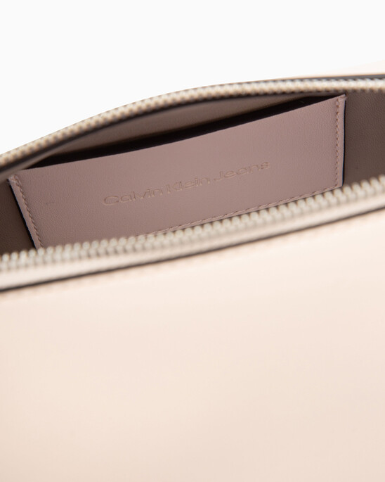 SCULPTED ROUND BAG WITH LOGO TAG
