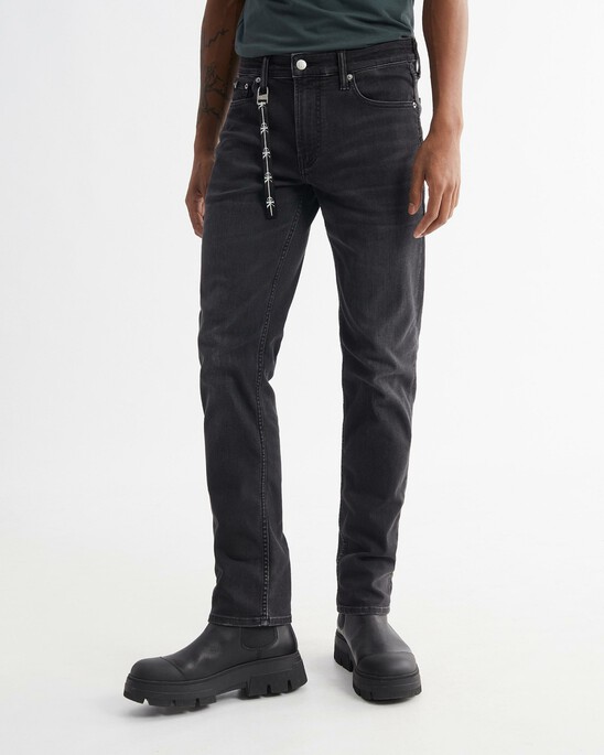 37.5 Body Jeans With Logo Dangle