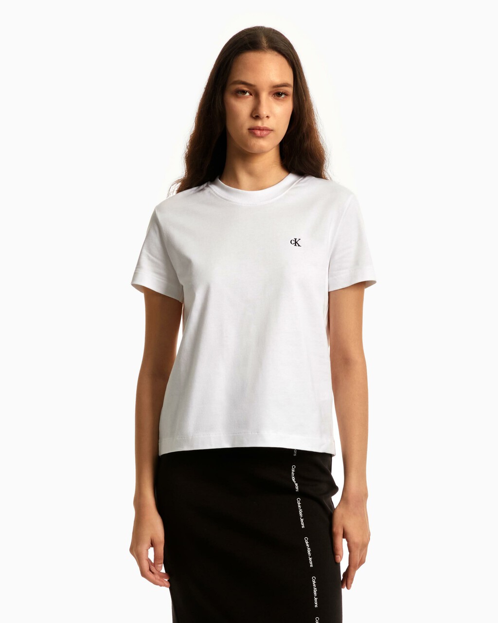 https://www.calvinklein.com.sg/dw/image/v2/BGLQ_PRD/on/demandware.static/-/Sites-ck-master-catalog/default/dw2e093060/40WH105/C25_04_40WH105YAA_MO-ST-F1.jpg?sw=1024&sh=1280&q=90