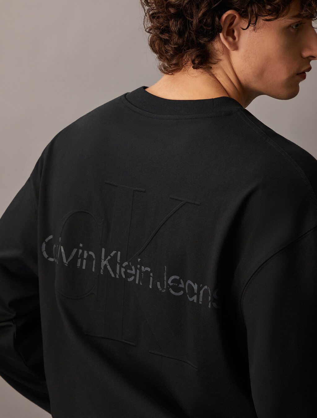 Embossed Logo Relaxed Long Sleeve Tee, Ck Black, hi-res
