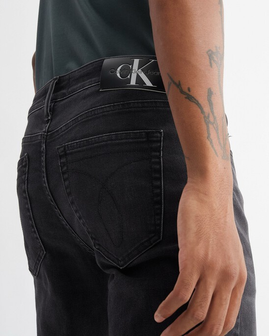 37.5 Body Jeans With Logo Dangle