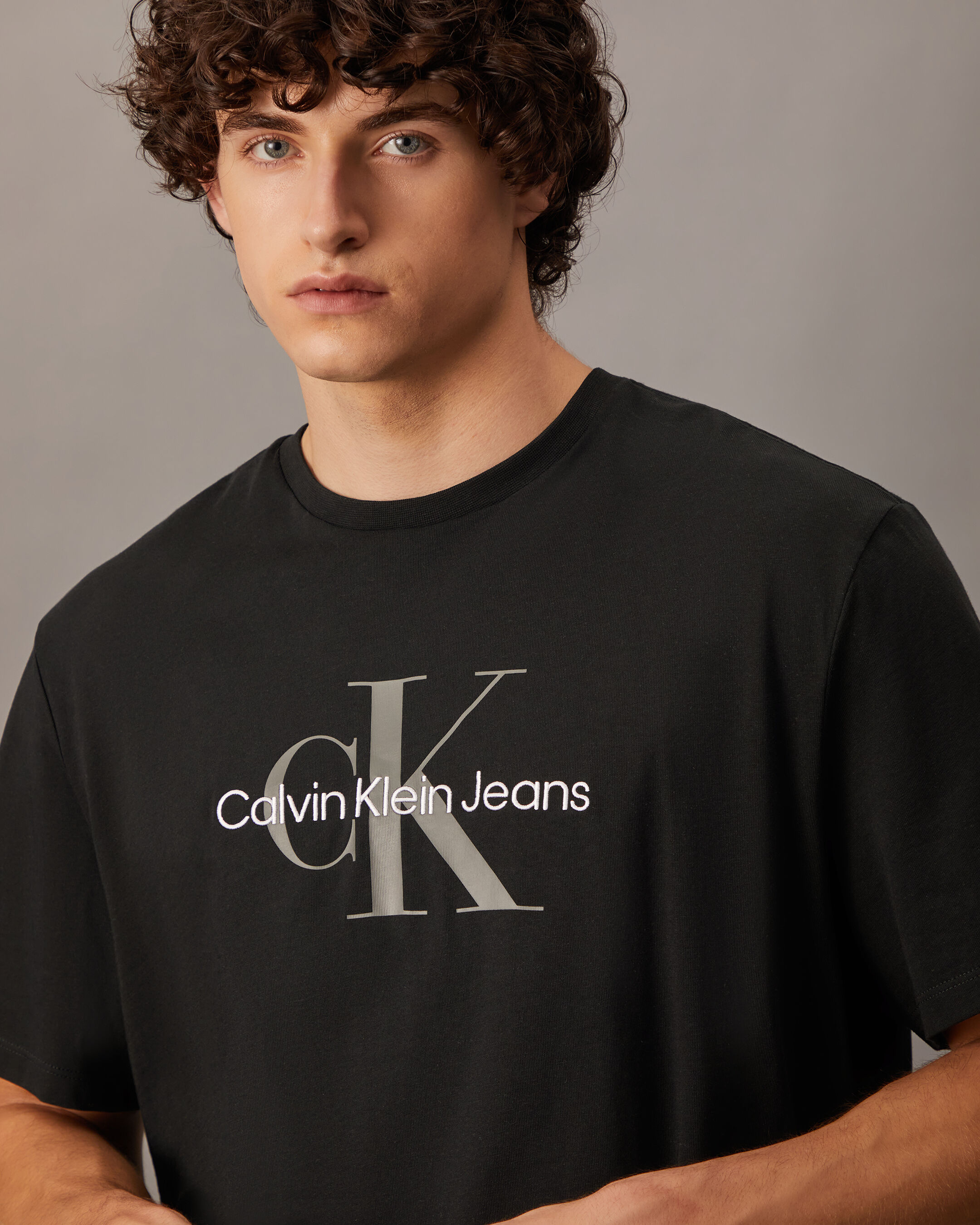 ロウン着用!【 】Regular Fit Monogram Logo T-Shirt Calvin Klein Short Sleeve Monogram Logo T-Shirt Brilliant