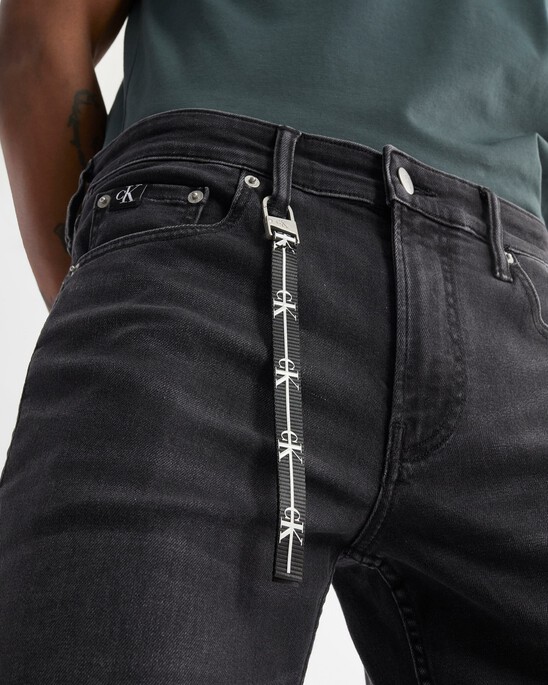 37.5 Body Jeans With Logo Dangle