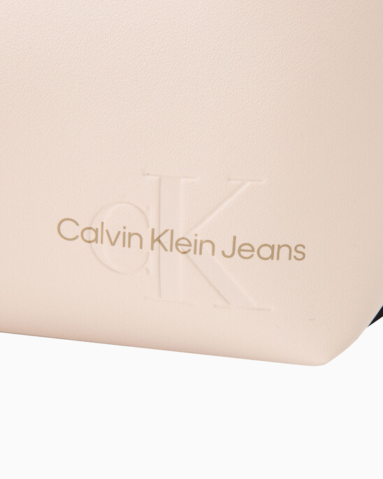 SCULPTED ROUND BAG WITH LOGO TAG