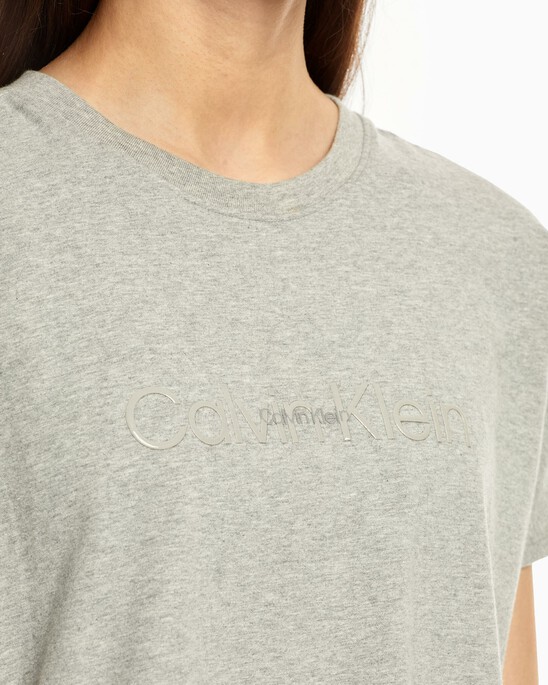 EMBOSSED ICON CROPPED TEE
