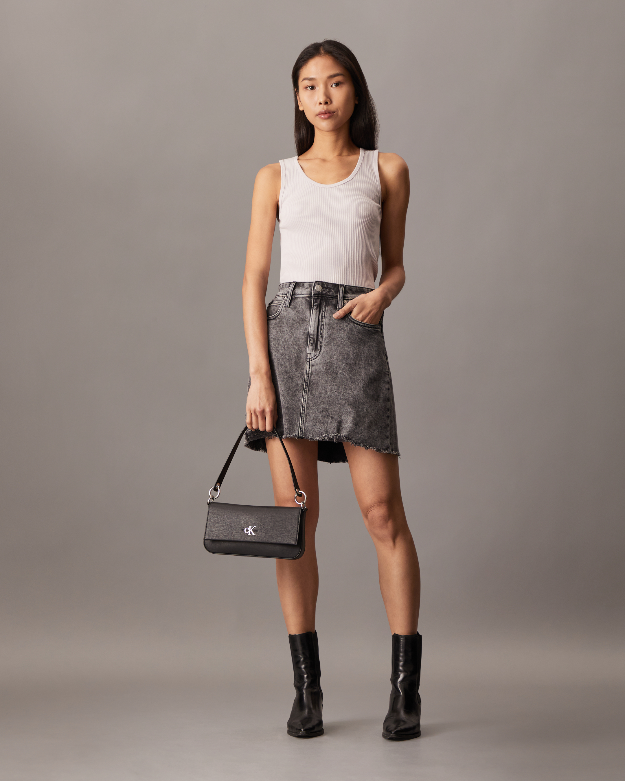 ★ Minimal Monogram Flap Shoulder Bag 20 Minimal Monogram Flap Shoulder Bag | black | Calvin Klein